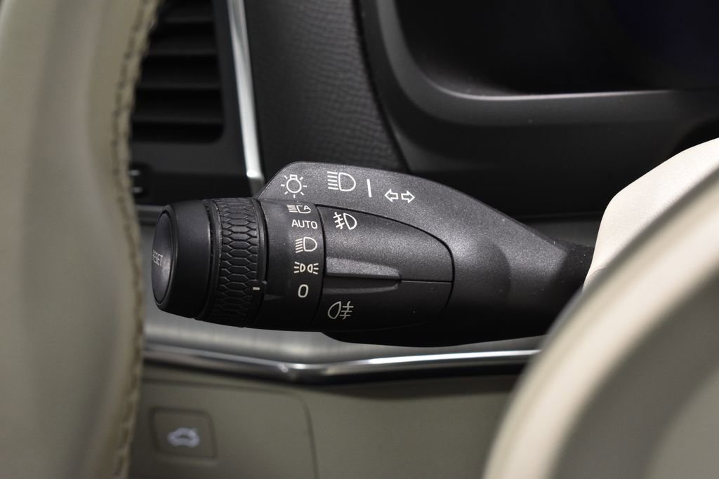 Used 2023 Volvo XC90 B5 Core image 17