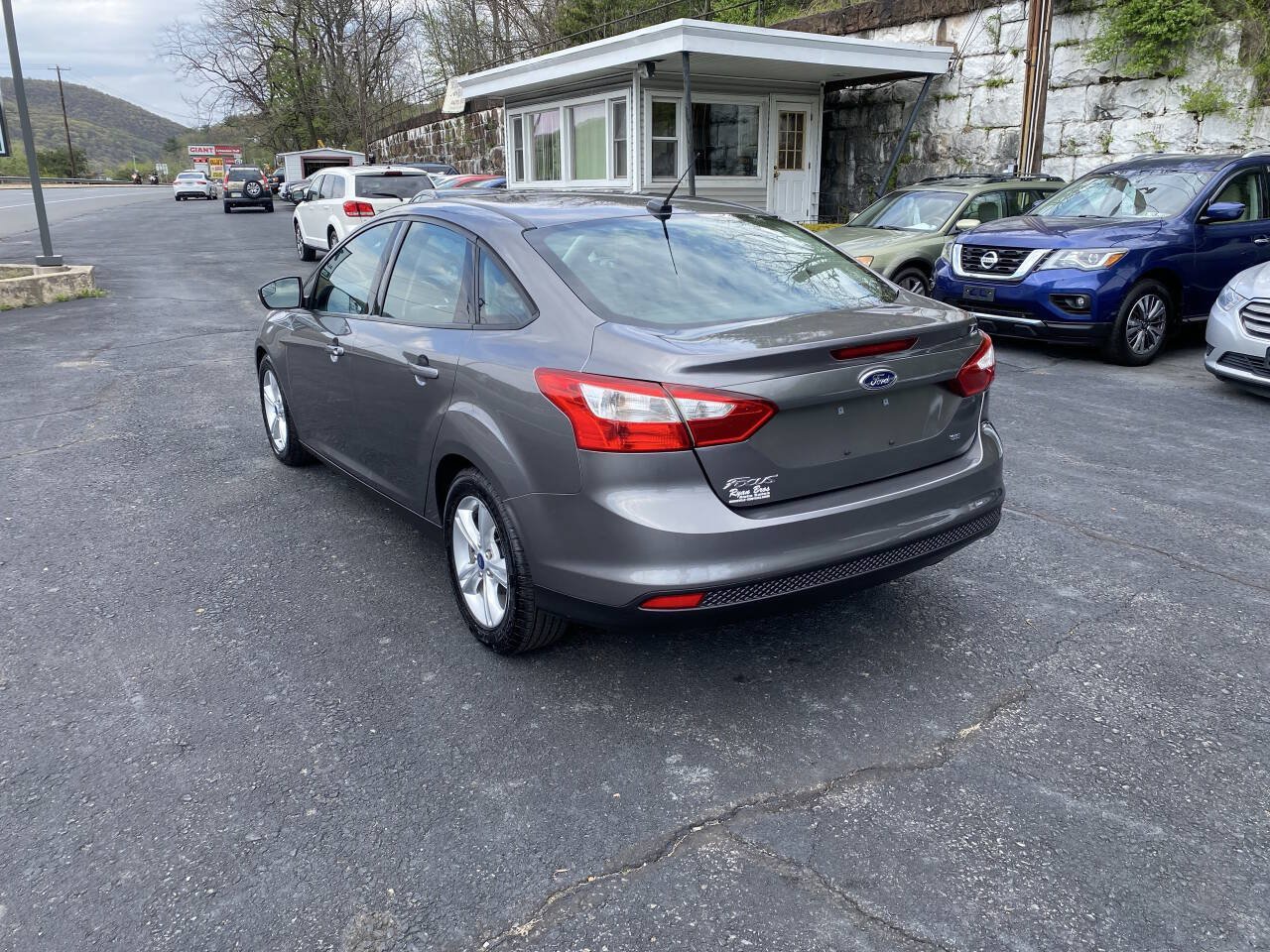 Used 2014 Ford Focus SE FWD image 3
