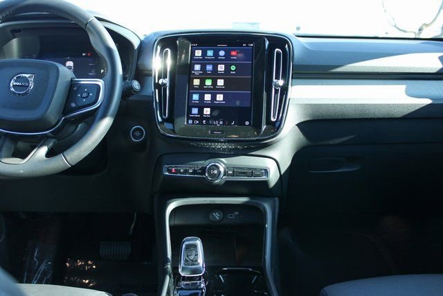 Used 2025 Volvo XC40 B5 Plus image 18