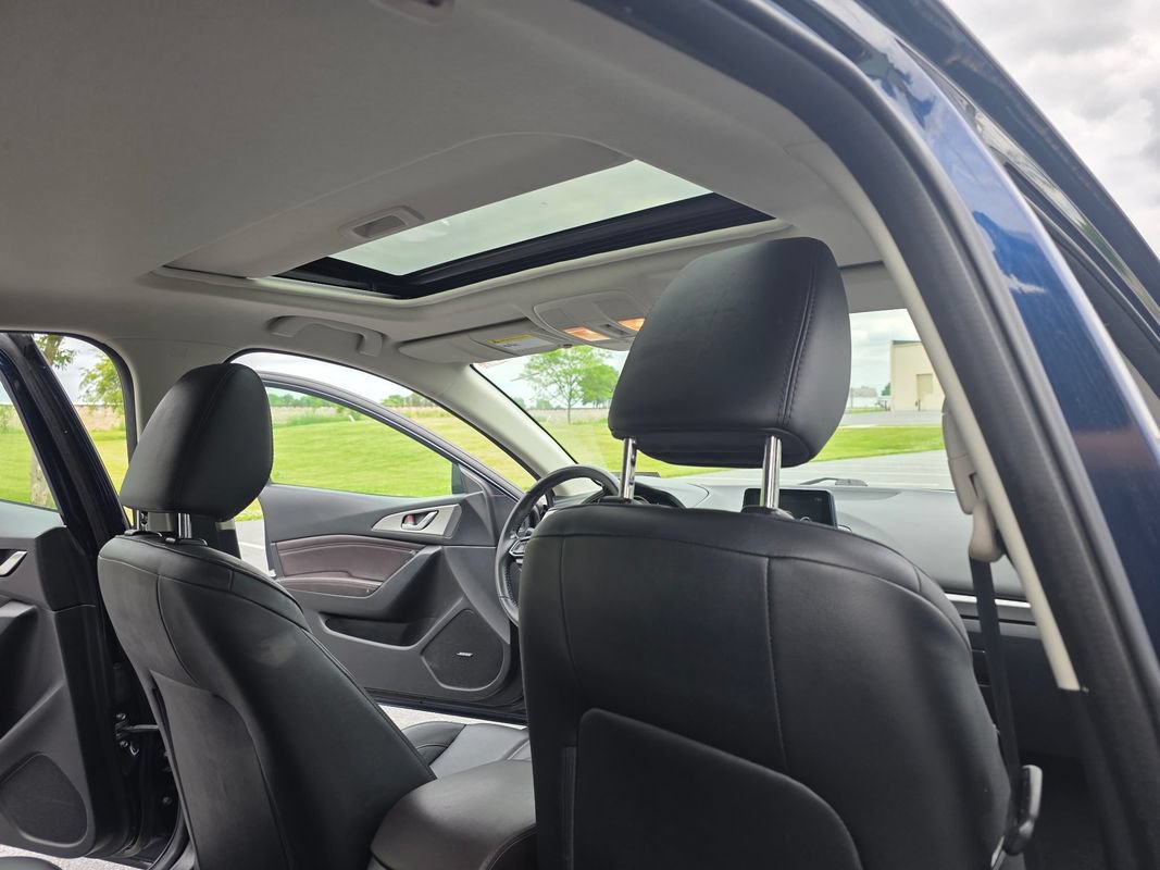 Used 2018 MAZDA MAZDA3 Touring FWD image 12