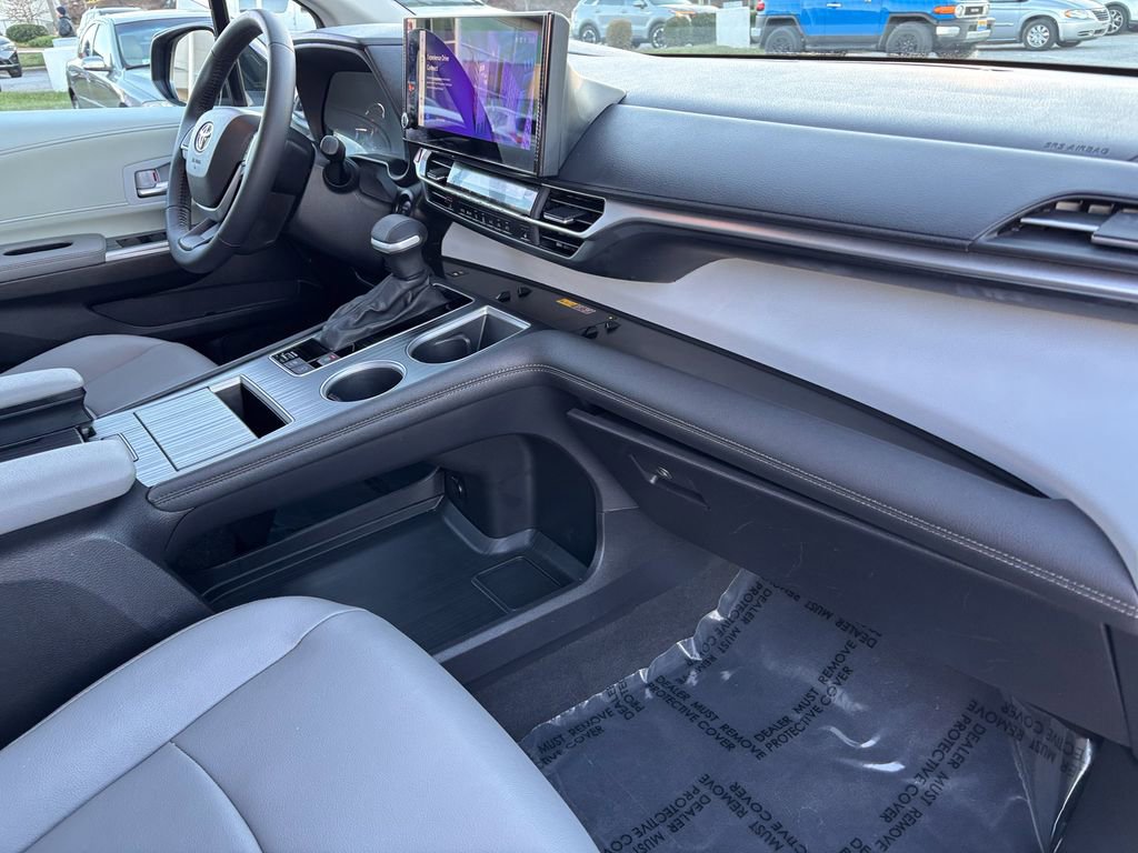 Used 2025 Toyota Sienna XLE image 38