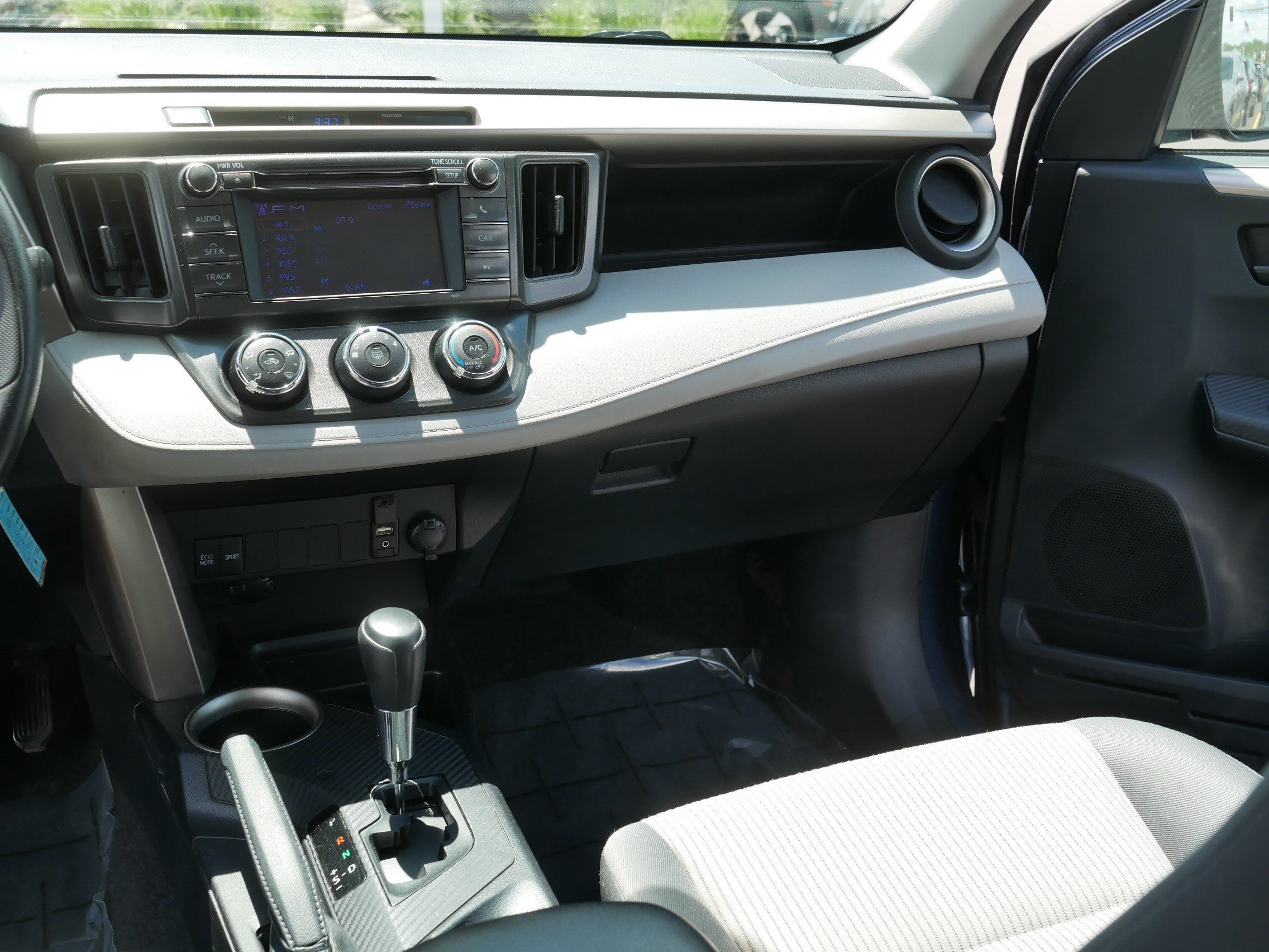 Used 2013 Toyota RAV4 LE AWD/4WD image 22