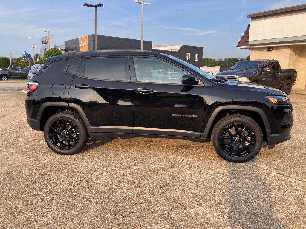 New 2025 Jeep Compass Latitude w/ Sun & Sound Group AWD/4WD image 7