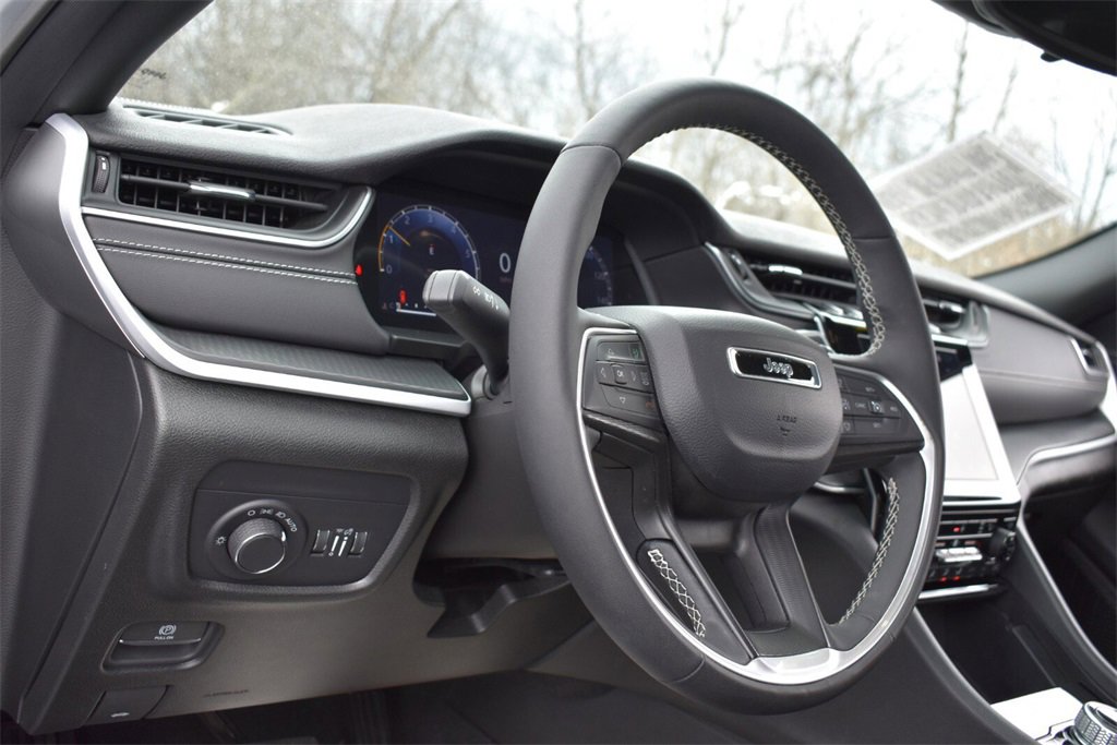 Used 2024 Jeep Grand Cherokee Altitude image 15