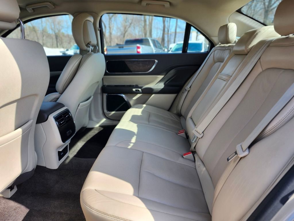 Used 2017 Lincoln Continental Select w/ Climate Package image 16