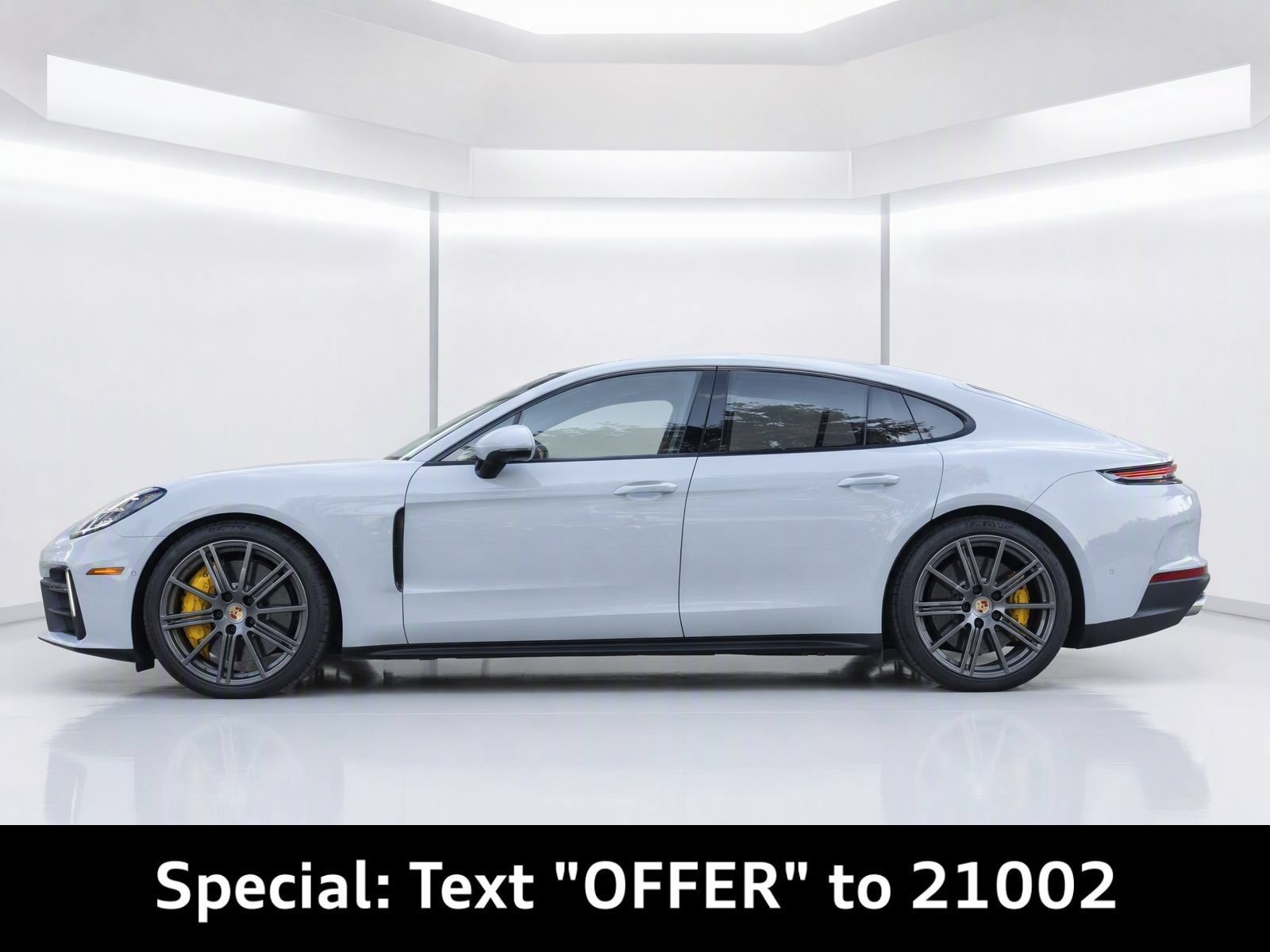 Used 2024 Porsche Panamera RWD image 2