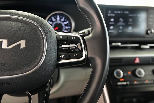 Used 2022 Kia Carnival LX image 25