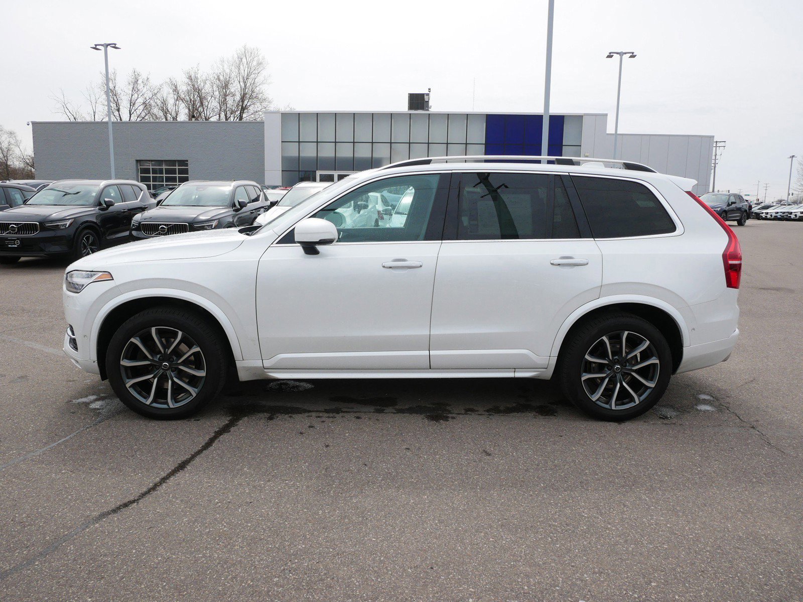 Used 2017 Volvo XC90 T6 Momentum w/ Vision Package AWD/4WD image 4