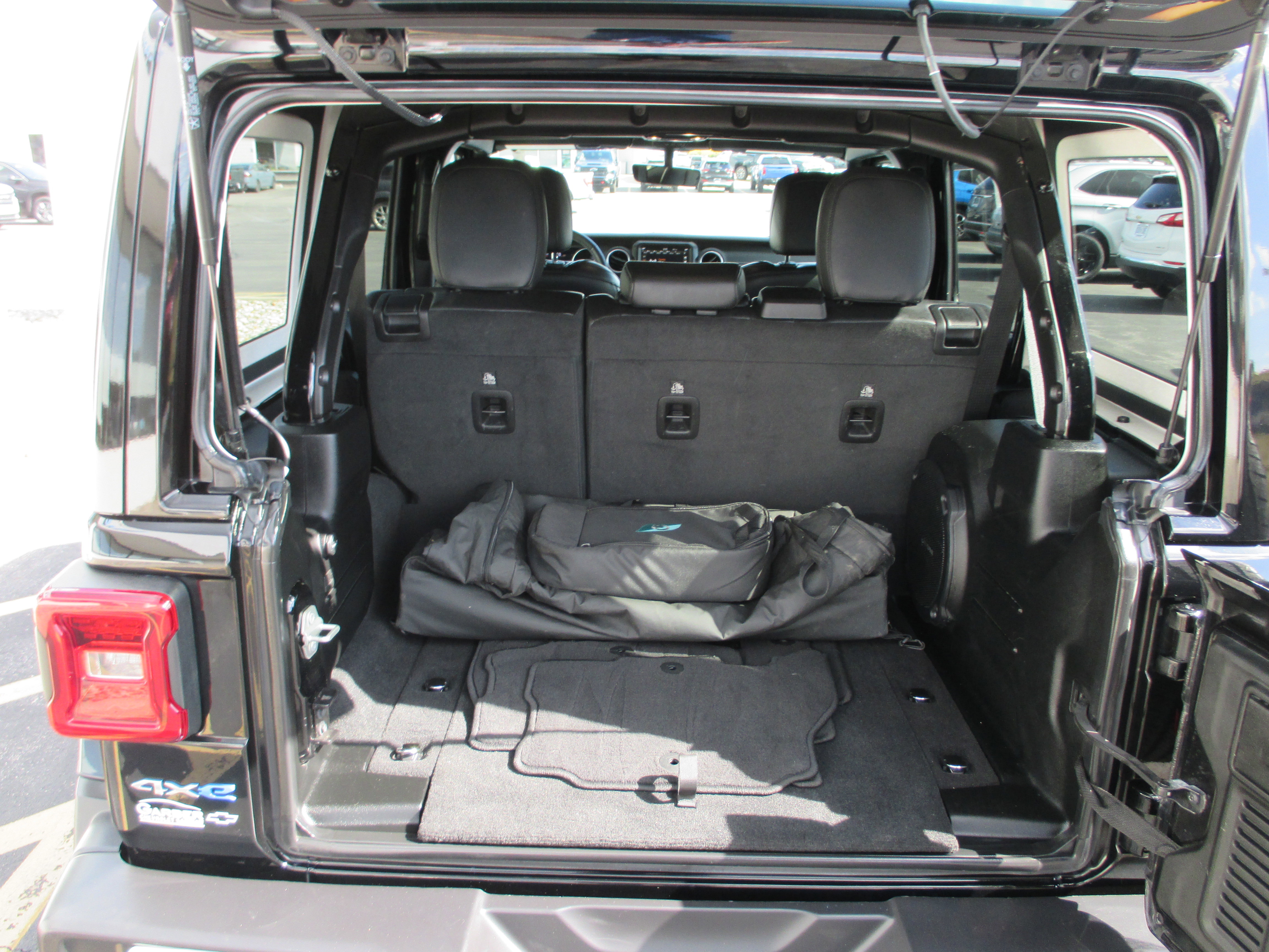 Used 2023 Jeep Wrangler Unlimited Sahara w/ Cold Weather Group image 10