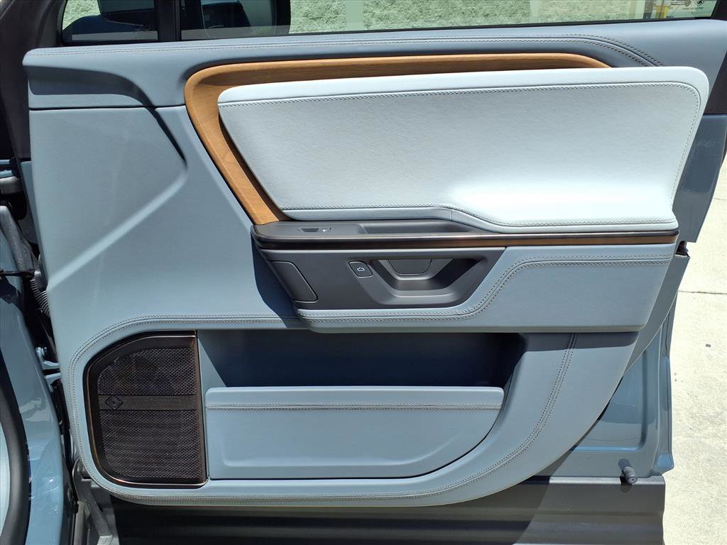 Used 2025 Rivian R1S Premium AWD/4WD image 11