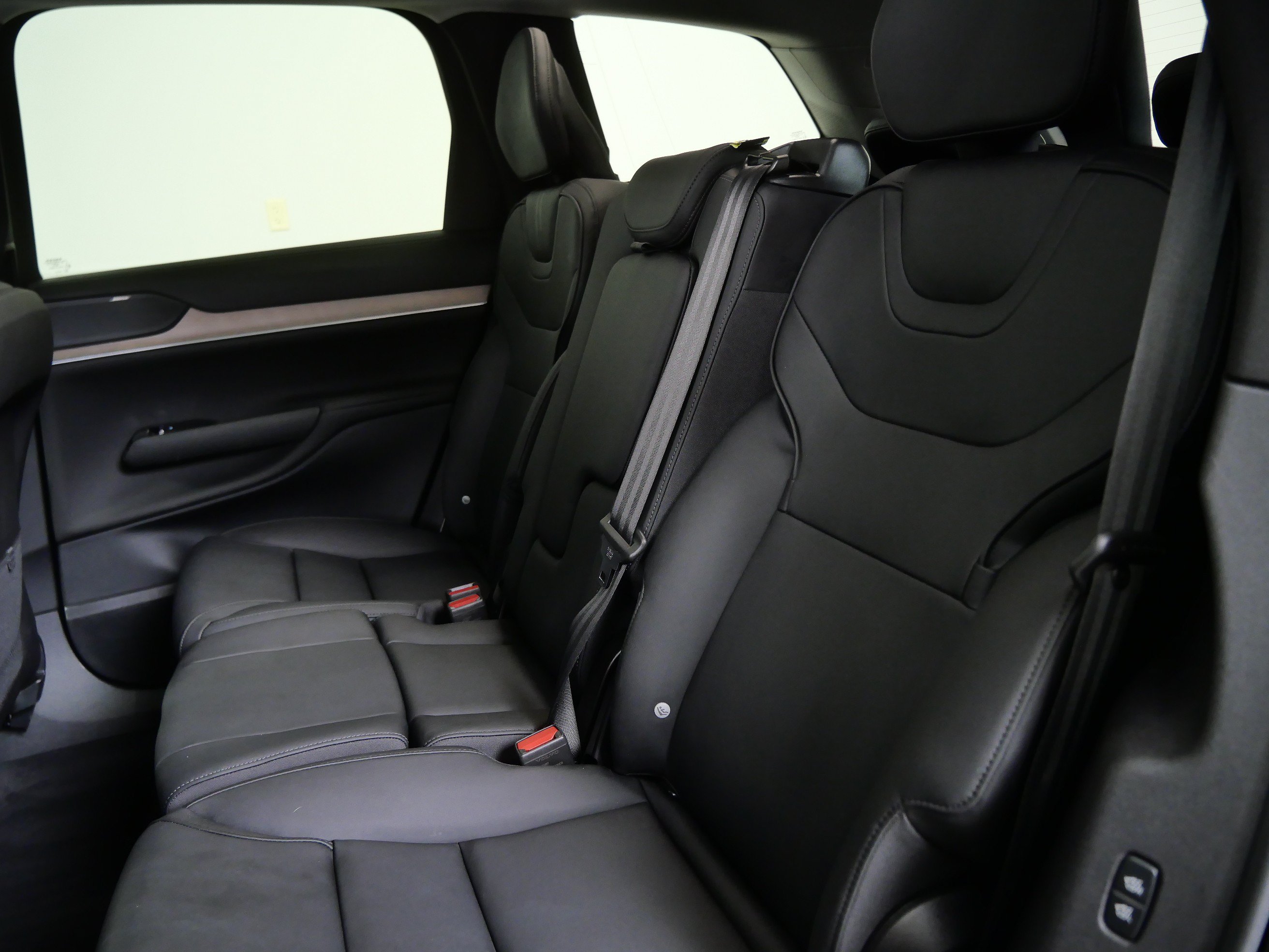 Used 2025 Volvo EX90 Plus AWD/4WD image 16