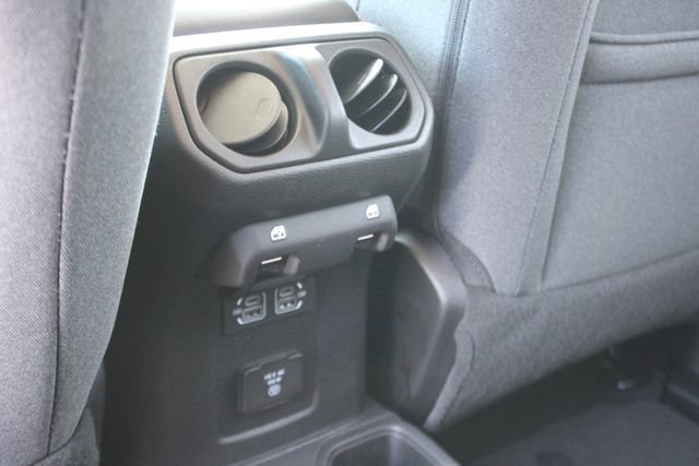 Used 2025 Jeep Wrangler Unlimited Sahara AWD/4WD image 24