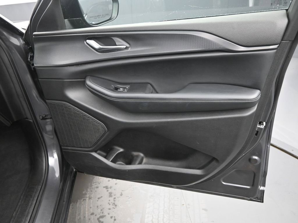 Used 2024 Jeep Grand Cherokee Laredo image 20