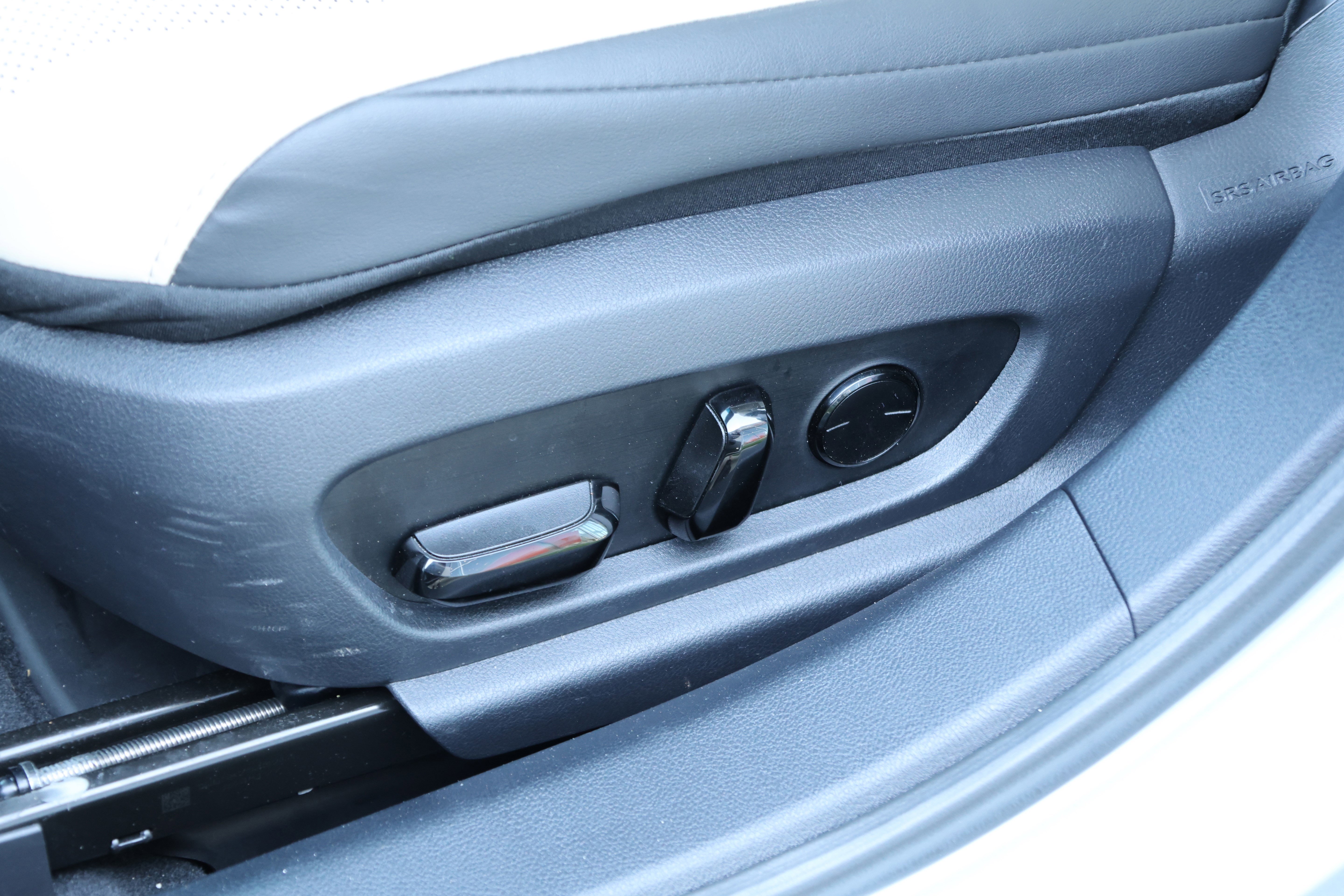 Used 2025 Lexus ES 300h w/ Premium Package image 30