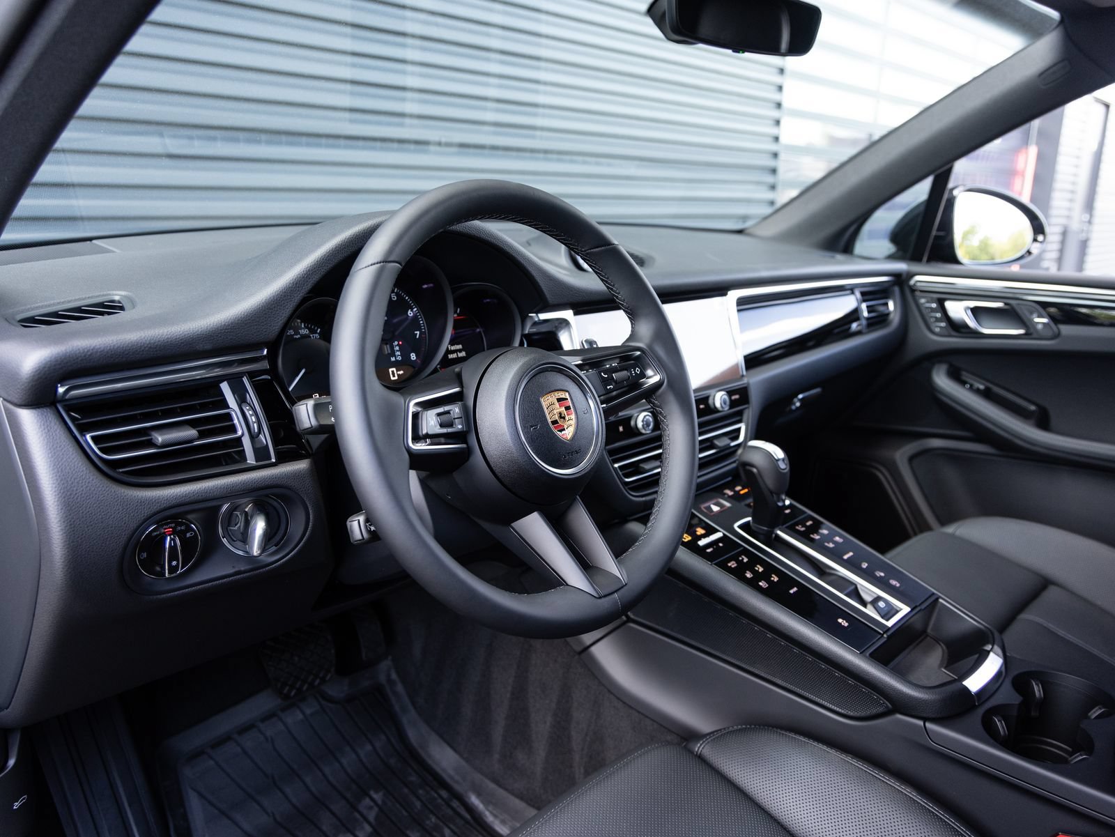 Certified 2026 Porsche Macan AWD/4WD image 4