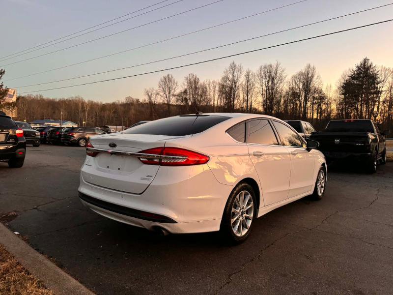 Used 2017 Ford Fusion SE w/ Fusion SE Technology Package image 5