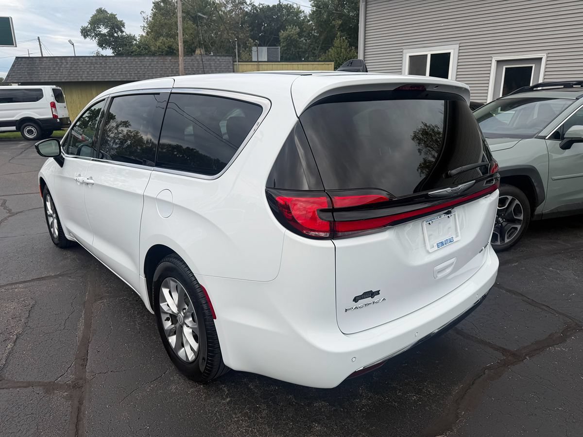 Used 2026 Chrysler Pacifica Limited FWD image 3