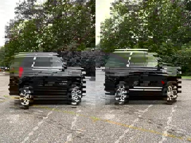 Used 2023 GMC Yukon XL SLT w/ SLT Luxury Package image 2