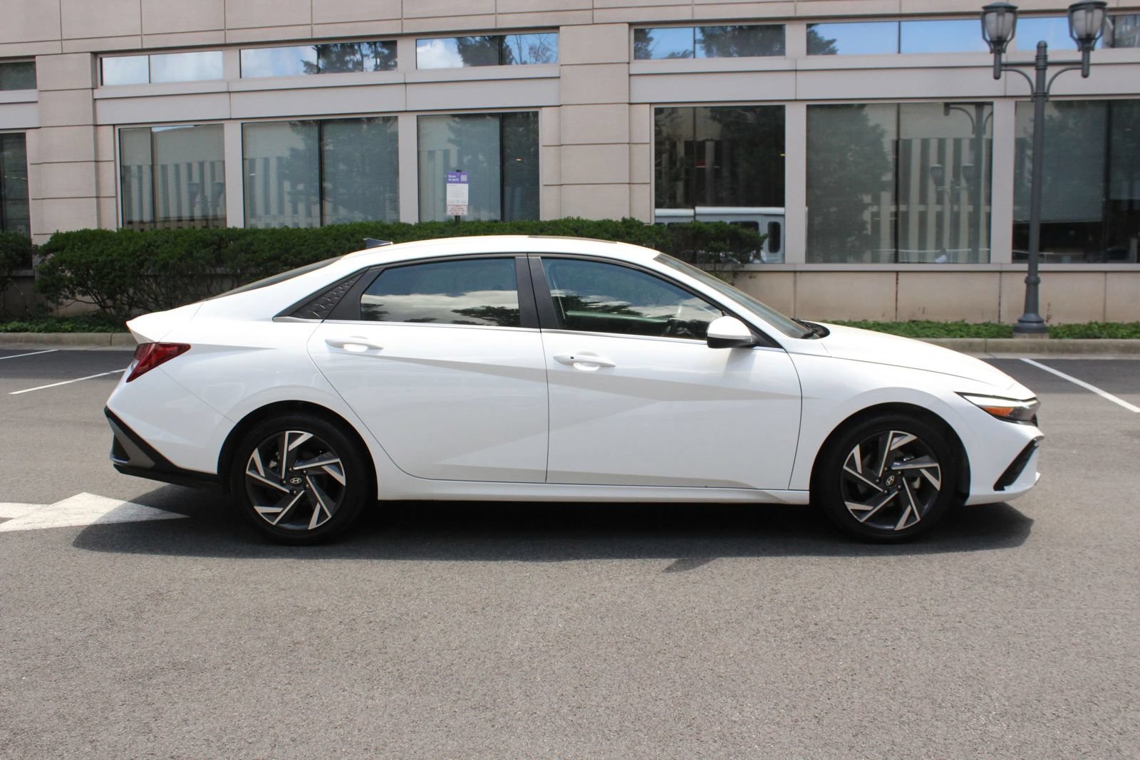 Used 2025 Hyundai Elantra SEL FWD image 6