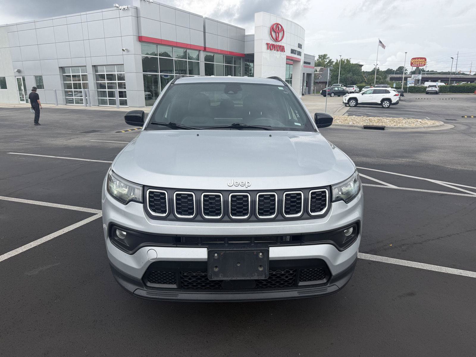 Used 2024 Jeep Compass Latitude AWD/4WD image 2