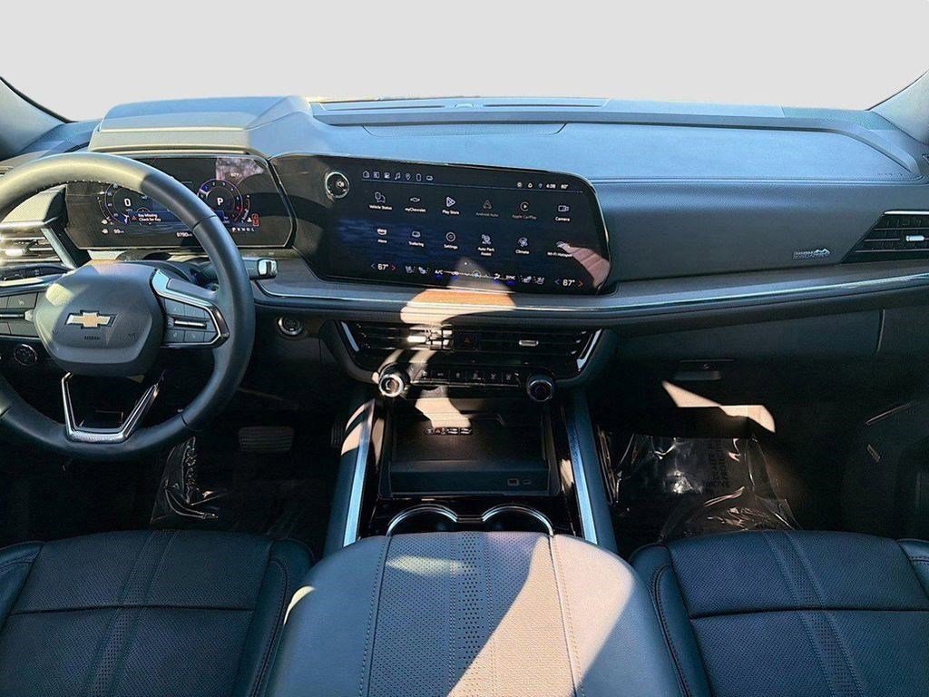 Used 2025 Chevrolet Suburban High Country RWD image 21