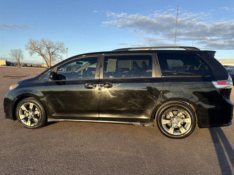 Used 2011 Toyota Sienna SE w/ Preferred Pkg image 3