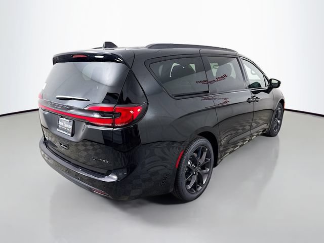 New 2027 Chrysler Pacifica Limited FWD image 7