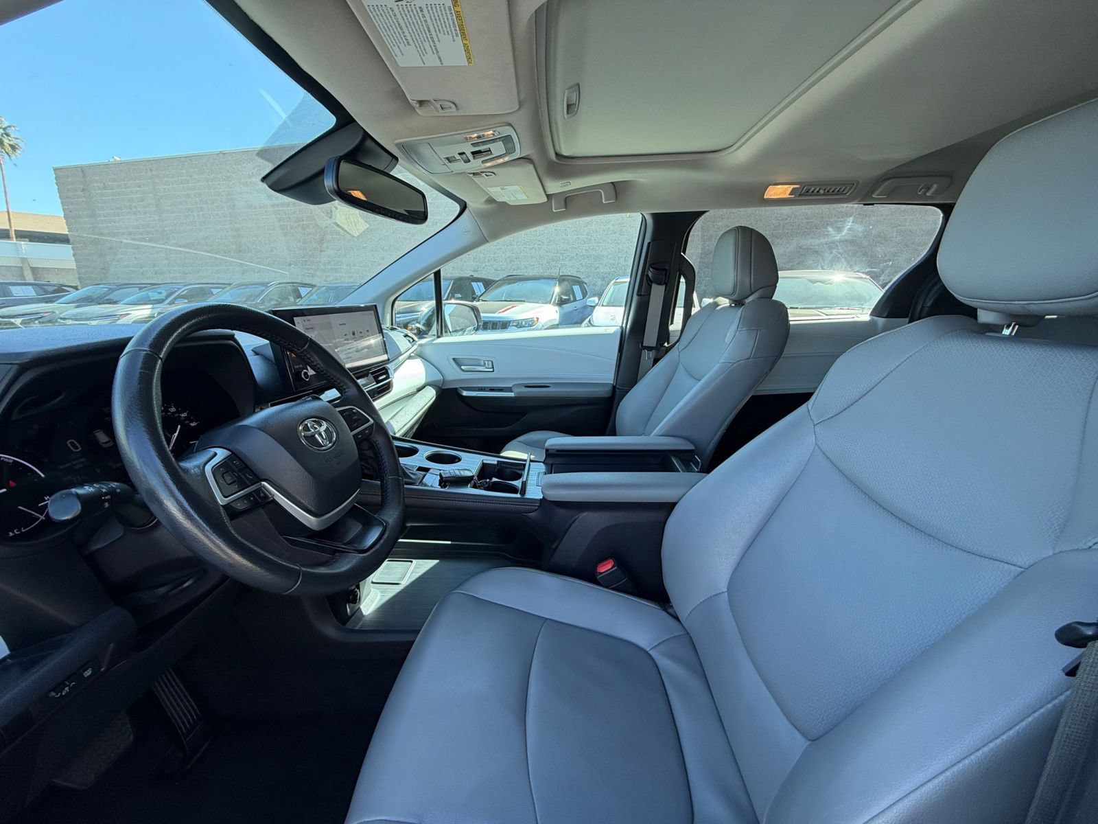 Used 2025 Toyota Sienna XLE FWD image 27