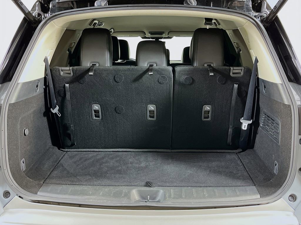 Used 2023 Nissan Pathfinder SL w/ Lighting Package (N92) FWD image 10