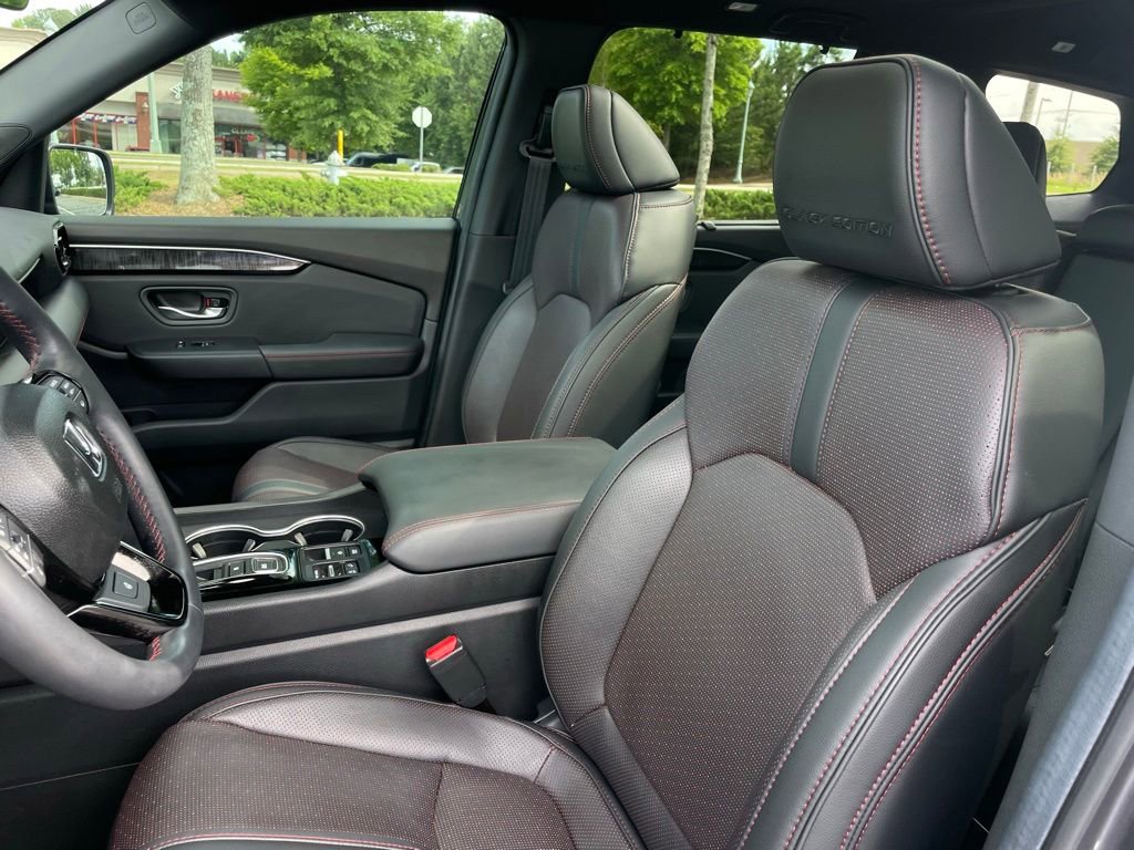 Used 2025 Honda Pilot Black Edition image 29