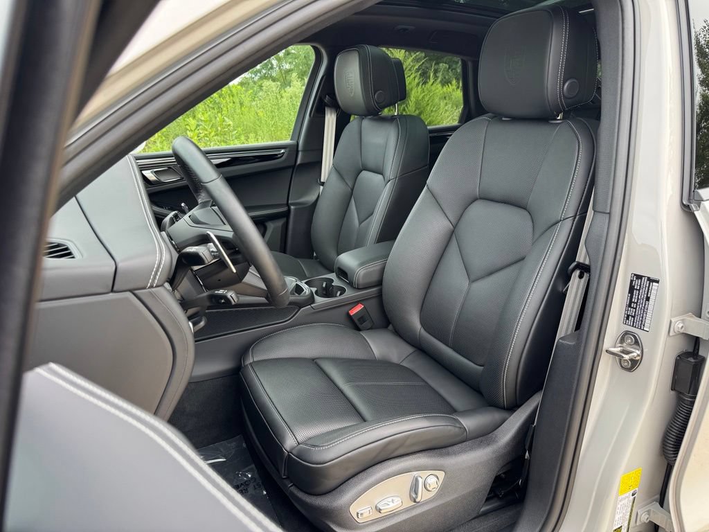 Used 2026 Porsche Macan AWD/4WD image 5