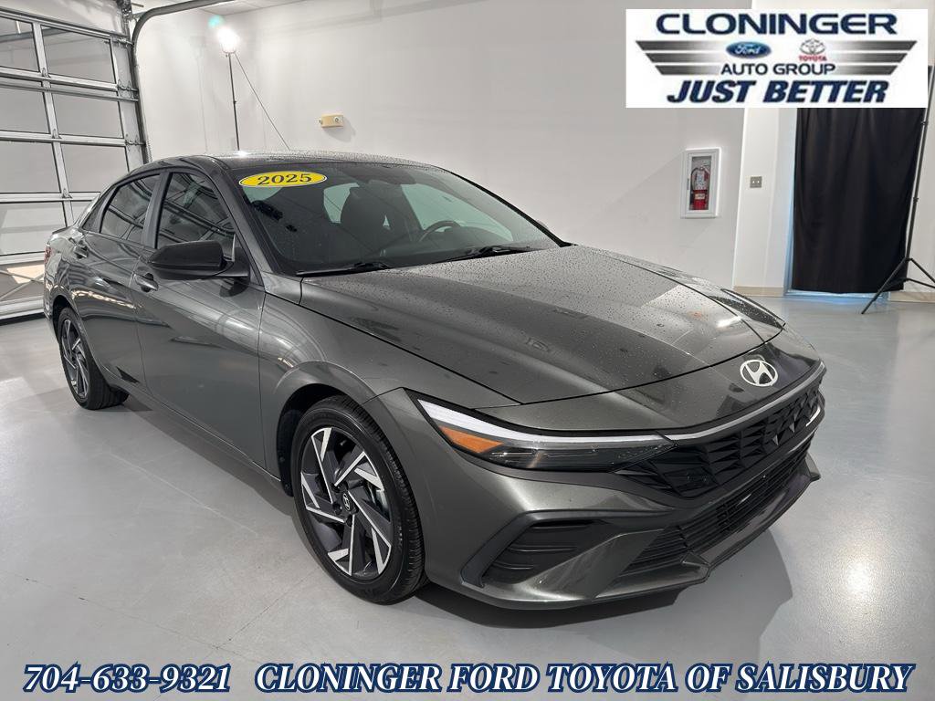 Used 2025 Hyundai Elantra Sport image 1