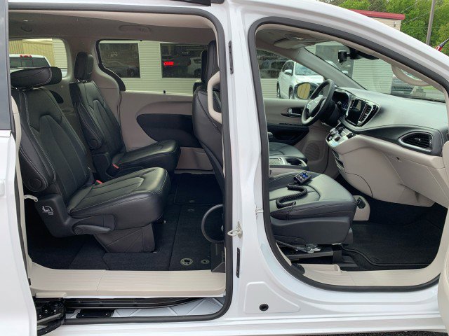 Used 2024 Chrysler Pacifica Touring-L image 15