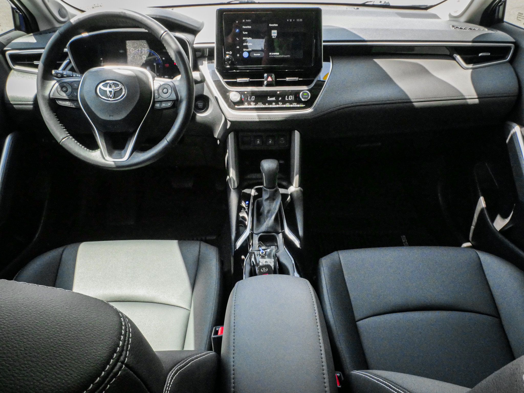 Used 2024 Toyota Corolla Cross XLE w/ Convenience Package AWD/4WD image 28