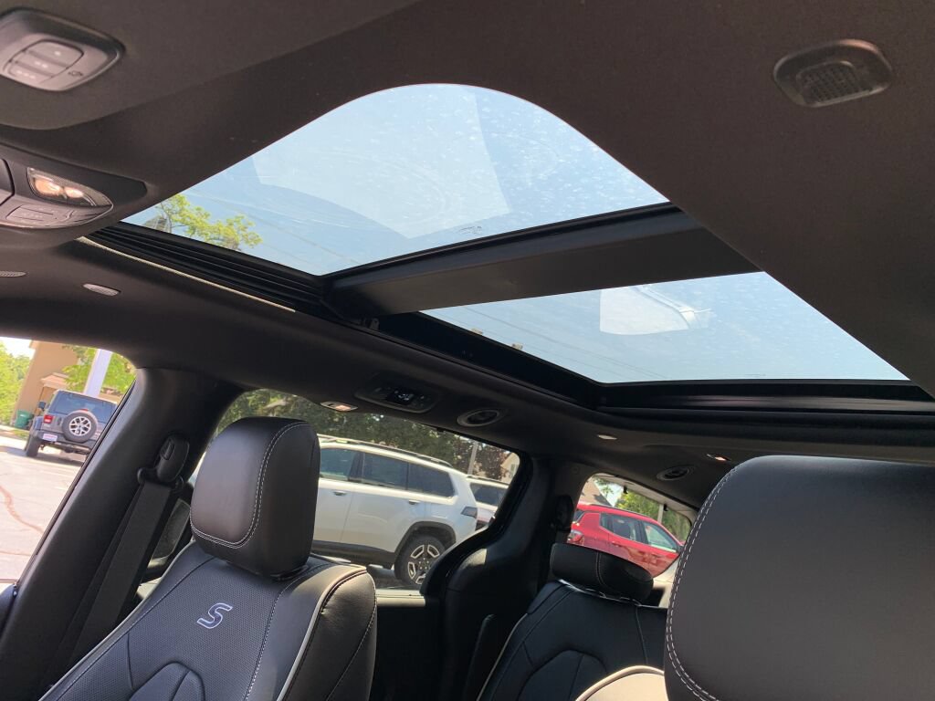 New 2027 Chrysler Pacifica Limited AWD/4WD image 22