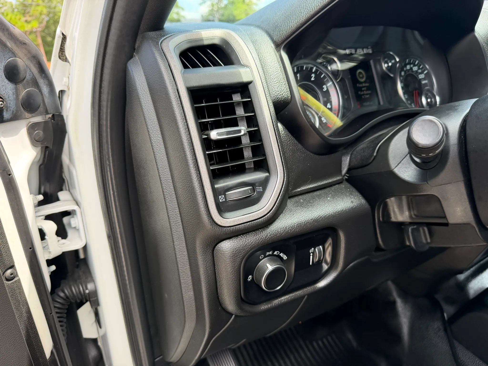 Used 2022 RAM 3500 Tradesman w/ Chrome Appearance Group AWD/4WD image 16