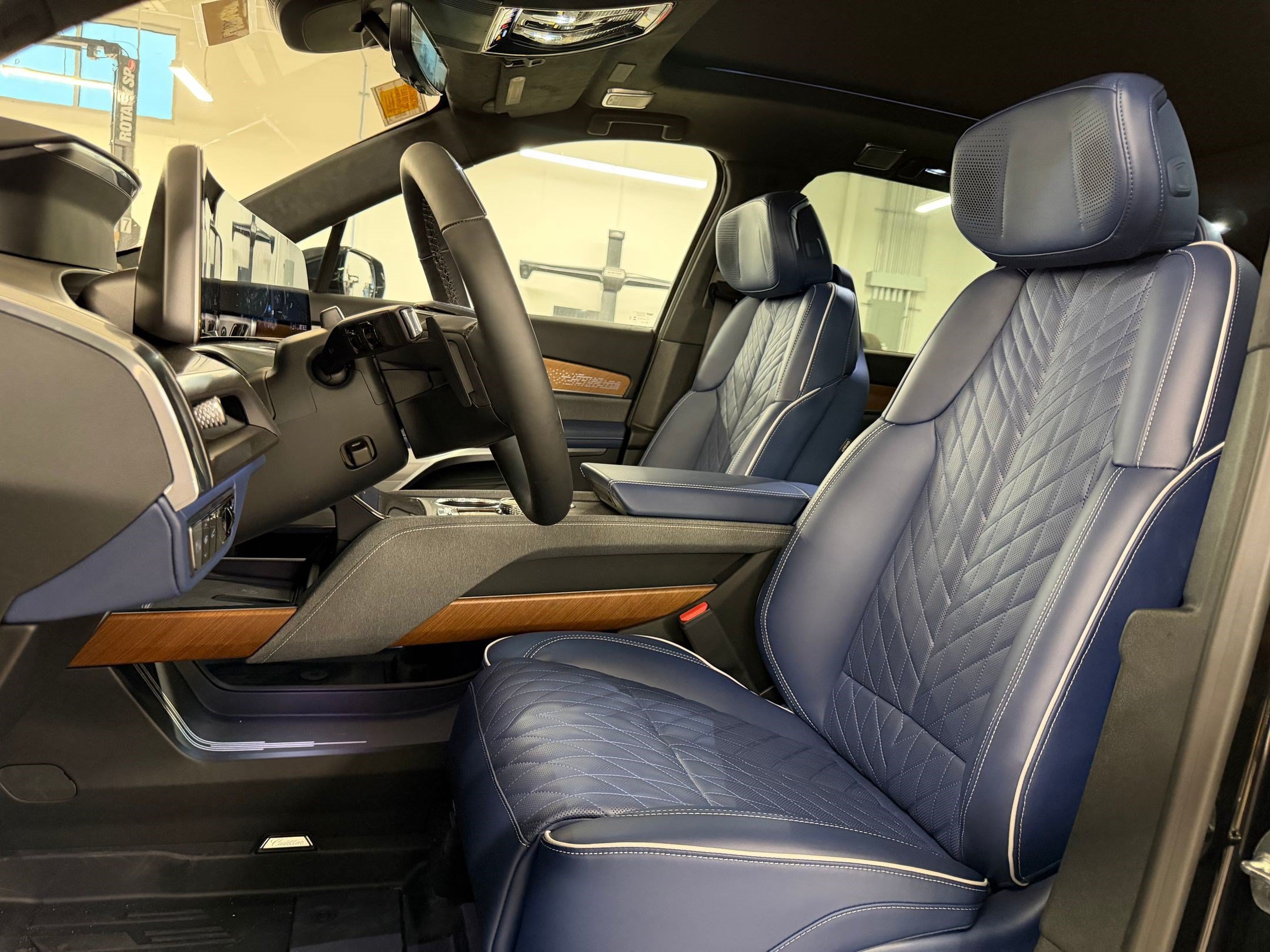 New 2026 Cadillac Vistiq Premium Luxury w/ LPO, Floor Liner Package AWD/4WD image 5