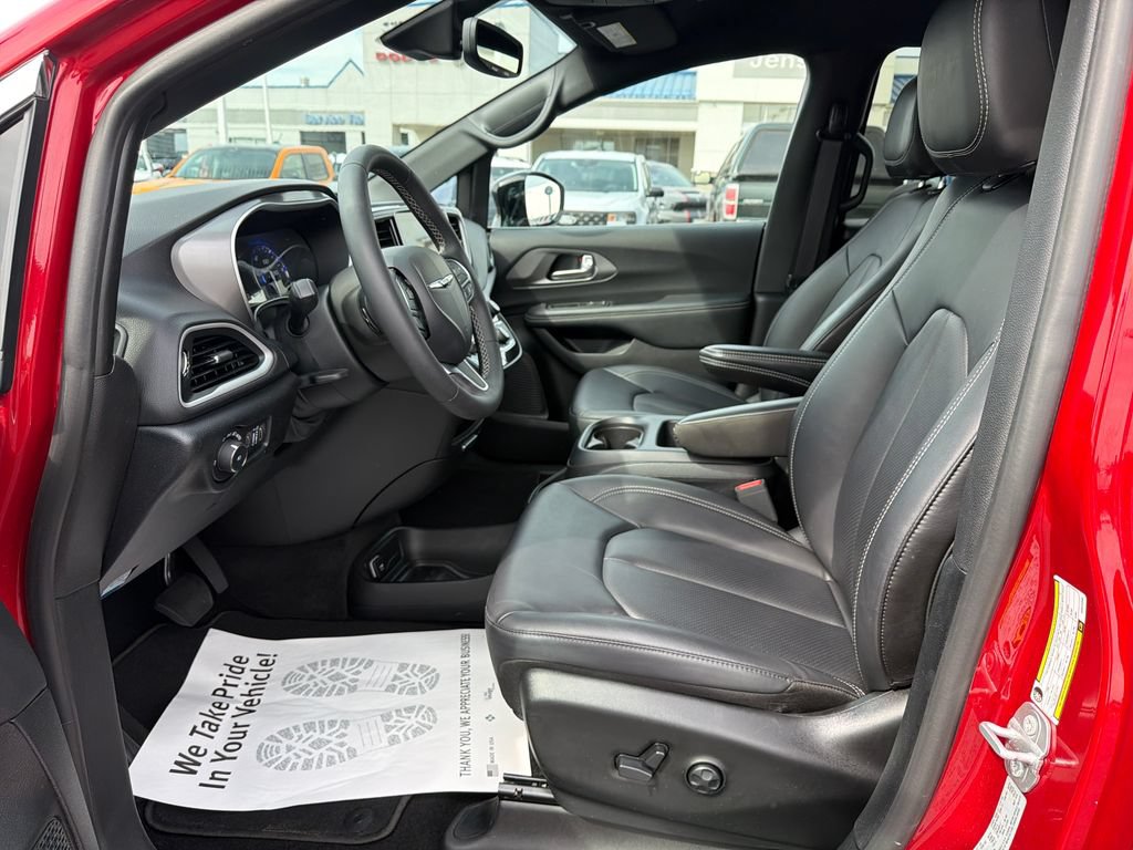 Used 2025 Chrysler Pacifica Select FWD image 9