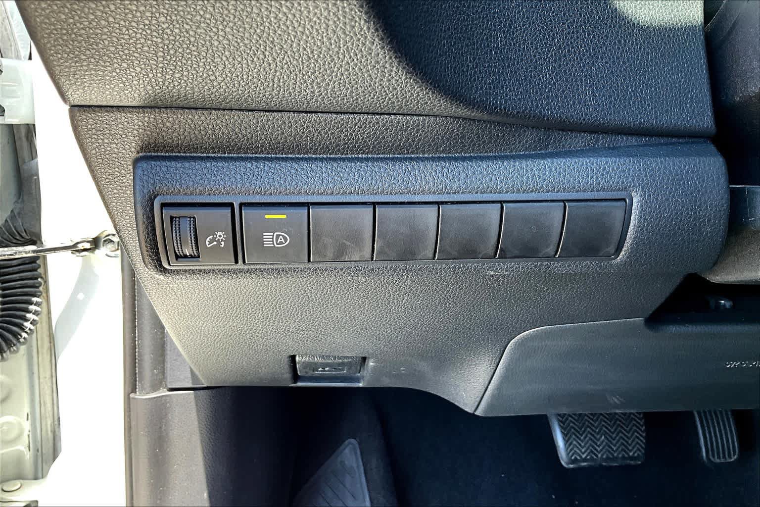 Used 2021 Toyota Corolla LE FWD image 35