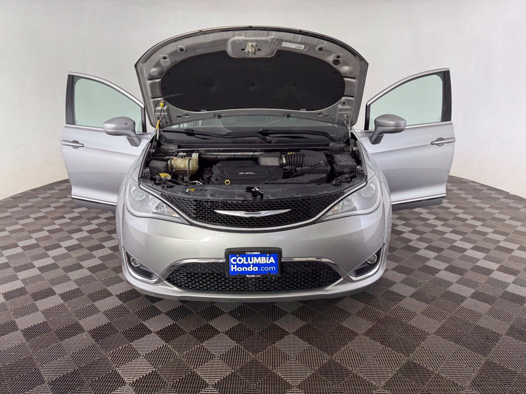 Used 2018 Chrysler Pacifica Touring-L FWD image 12