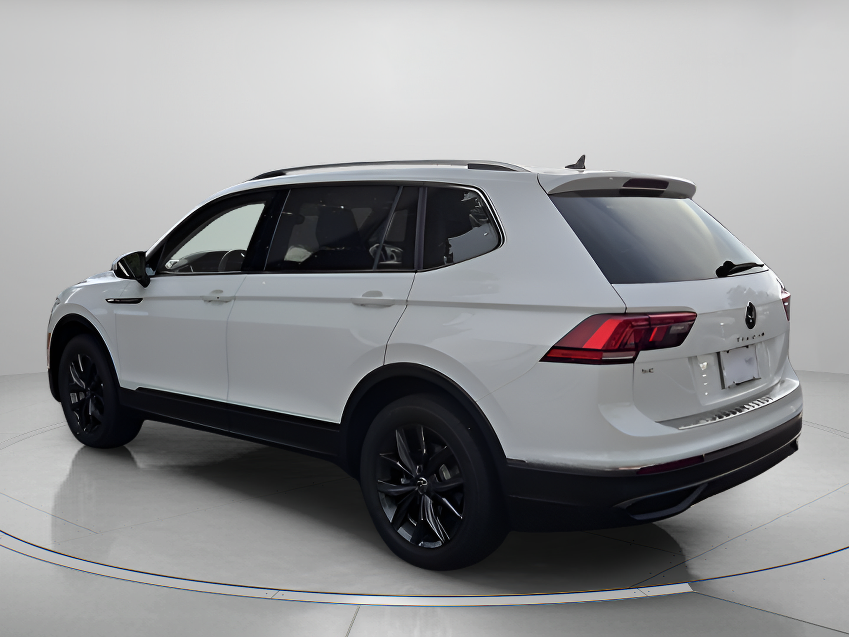 Used 2024 Volkswagen Tiguan SE w/ Panoramic Sunroof Package FWD image 3