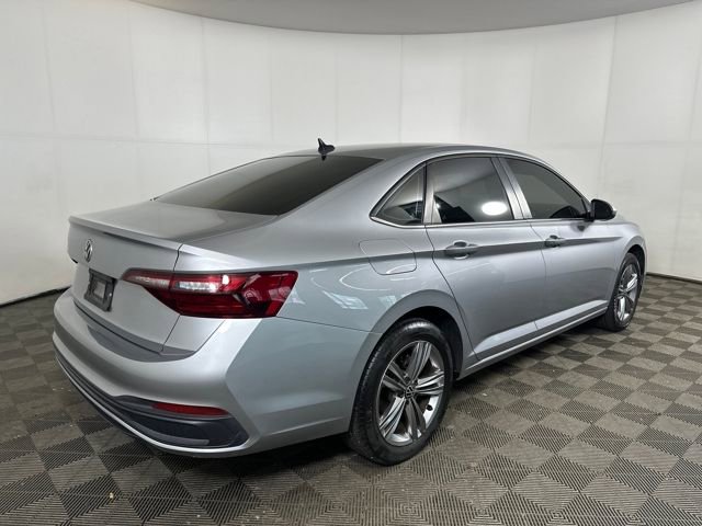 Used 2022 Volkswagen Jetta SE image 3