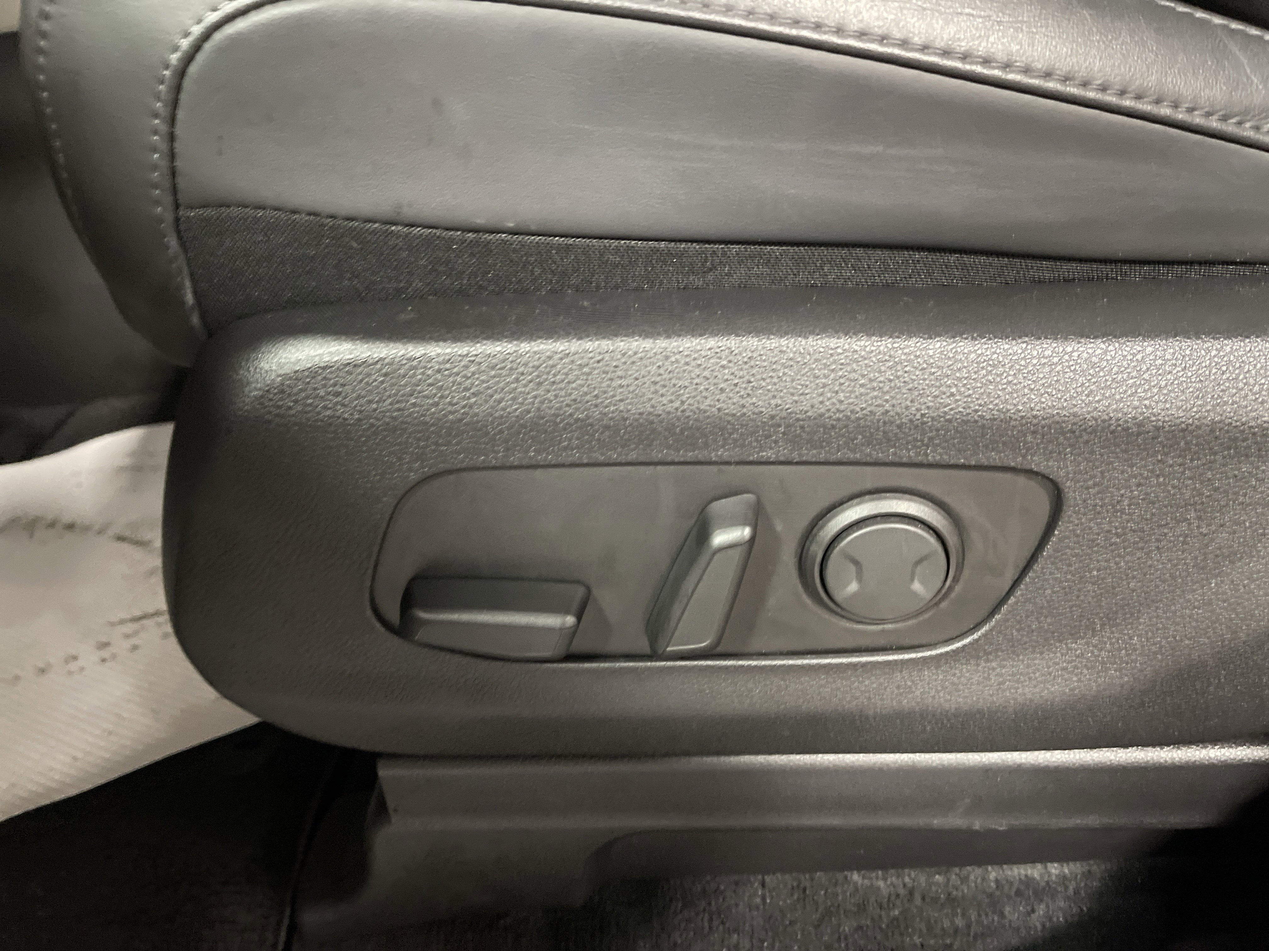 Used 2023 Kia Carnival LX image 10