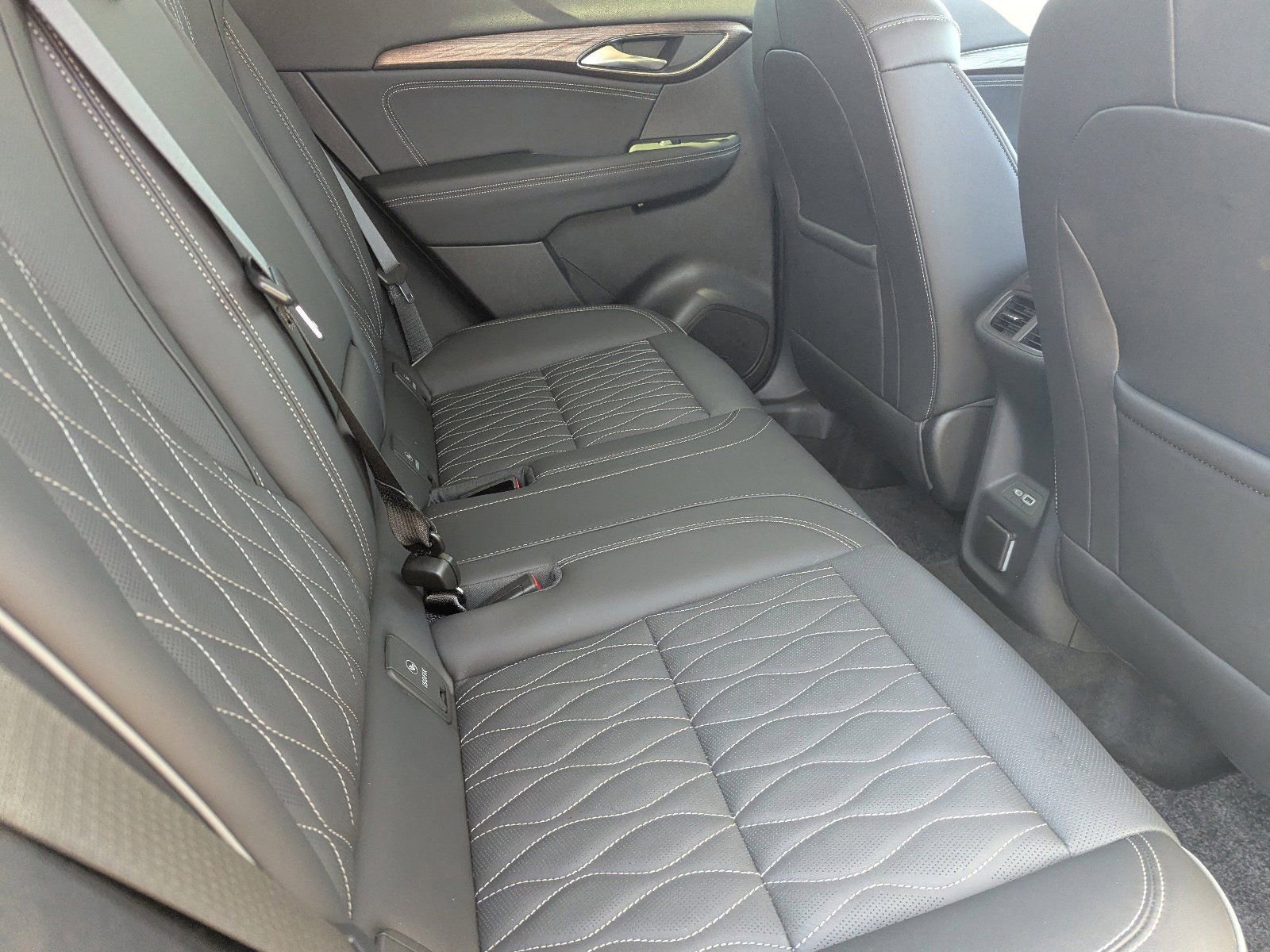 Used 2023 Buick Envision Avenir image 14