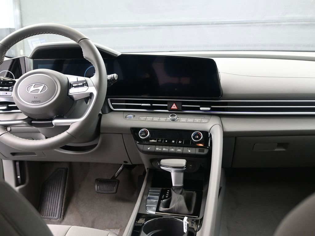 Certified 2025 Hyundai Elantra SEL image 17