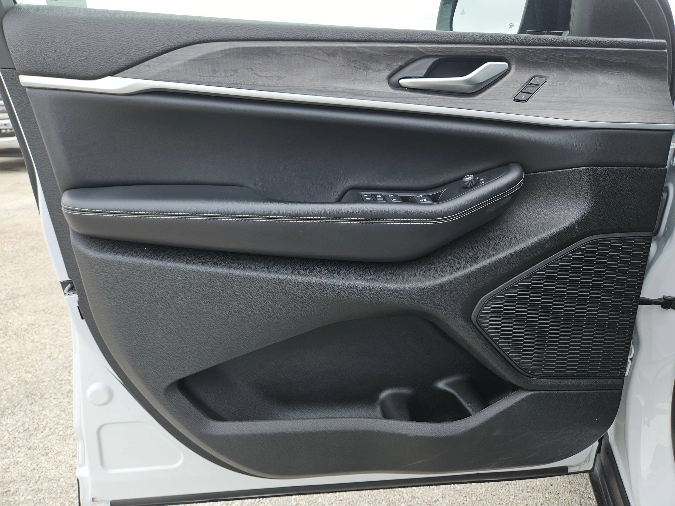 Used 2023 Jeep Grand Cherokee Limited RWD image 11