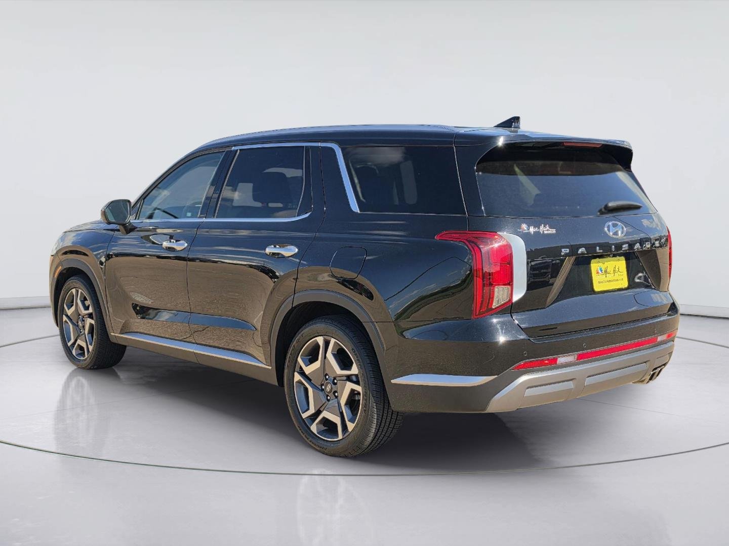 Used 2024 Hyundai Palisade SEL w/ Premium Package FWD image 3