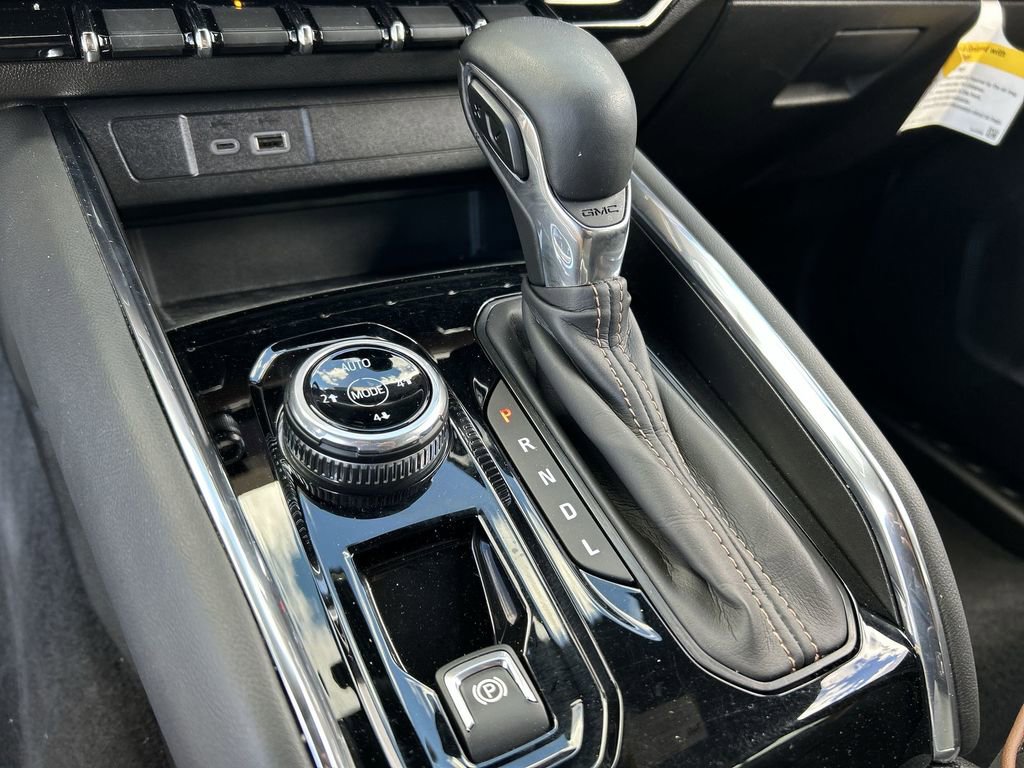 Used 2024 GMC Canyon AT4 w/ Technology Package image 16