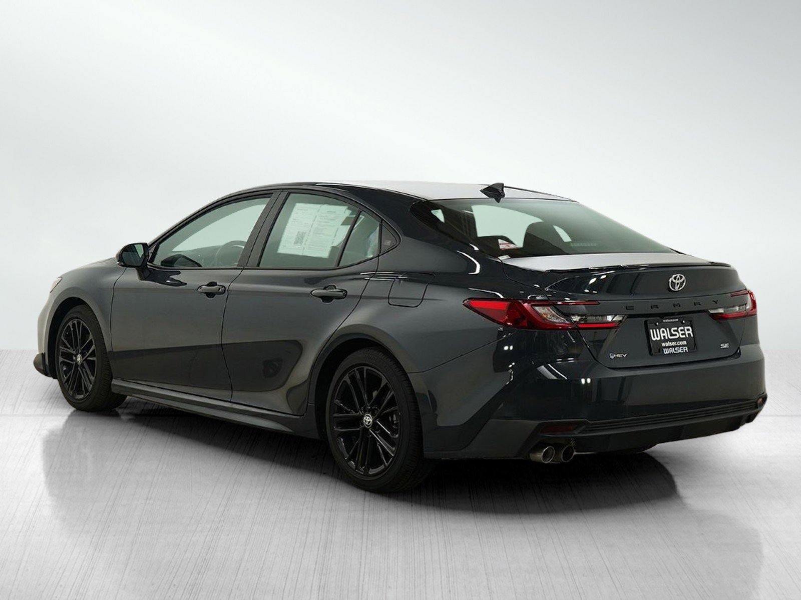 Used 2025 Toyota Camry SE image 3