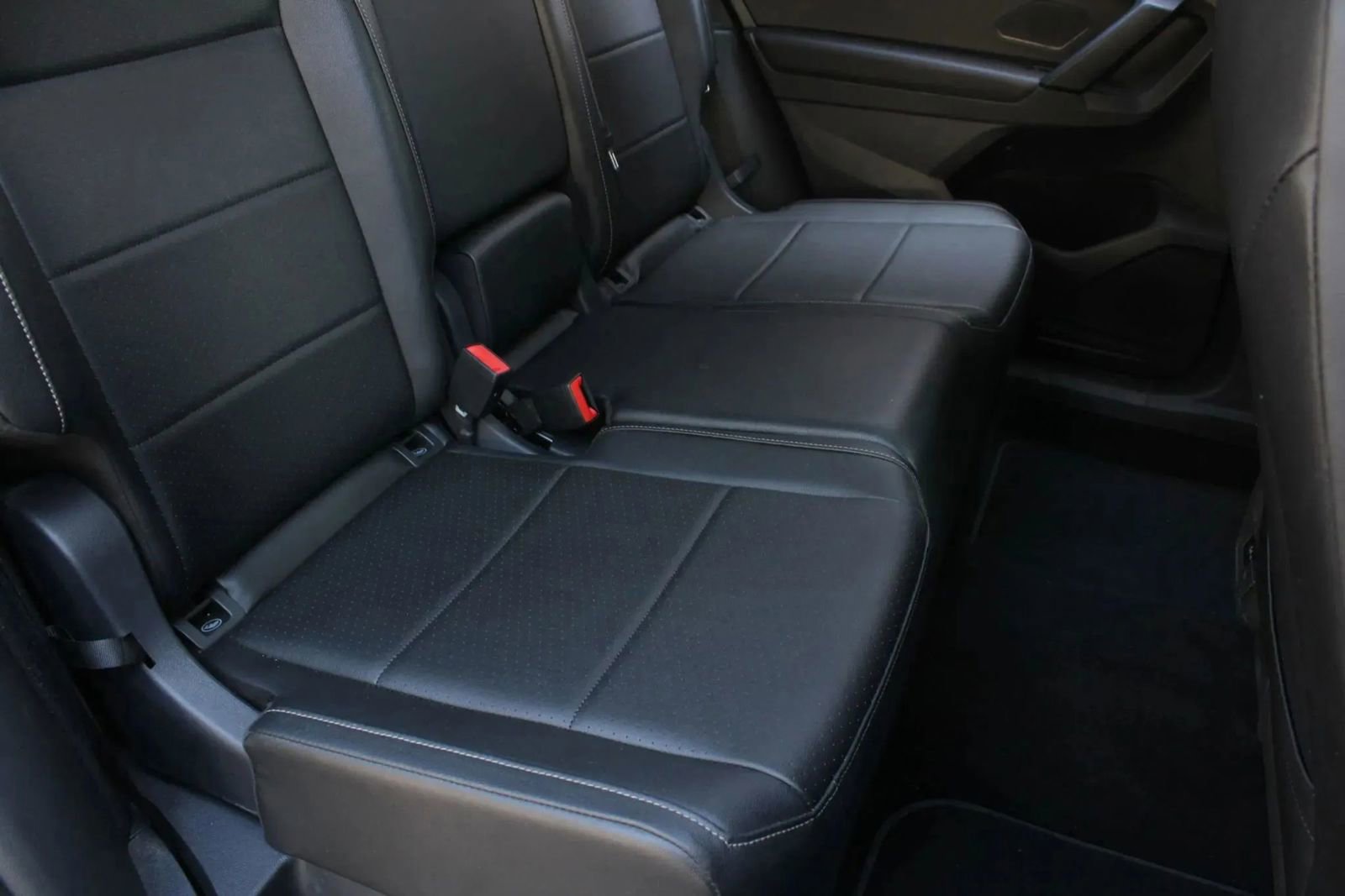 Used 2019 Volkswagen Tiguan SE w/ Panoramic Sunroof Package AWD/4WD image 24